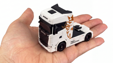 22784 Mini-Scania 730 S mit Kofferauflieger proportional 4WD 1:64 RTR weiß
