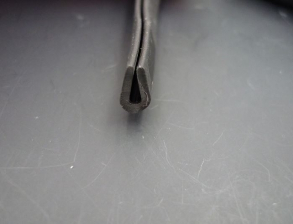 1023144 Cockpitgummi  bis 2mm 1mtr. schwarz