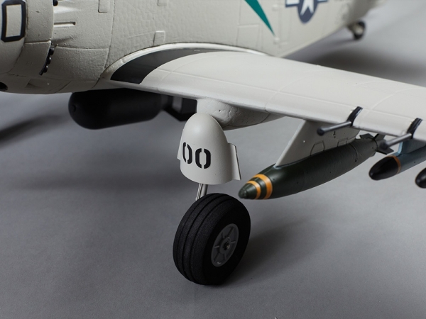 DB006PG DERBEE A1-Skyraider 80cm PNP grau Warbird