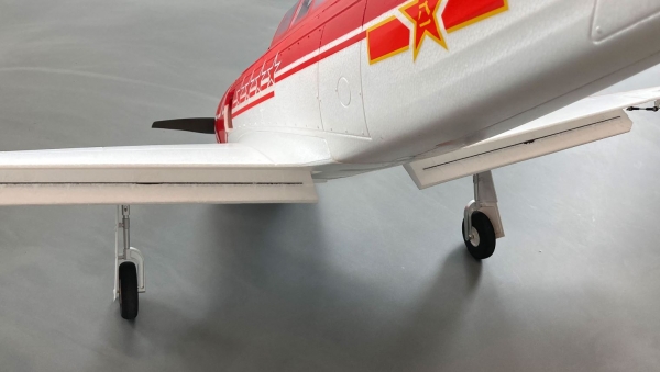 24100 AMXFLIGHT YAK-11 ROT/WEISS EPO 6S PNP